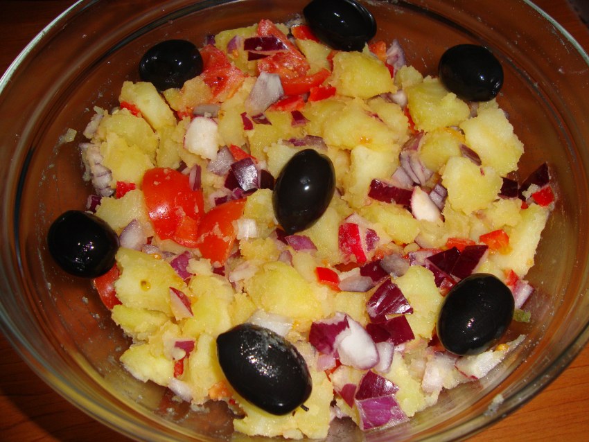 Салат Цезарь на тарелке