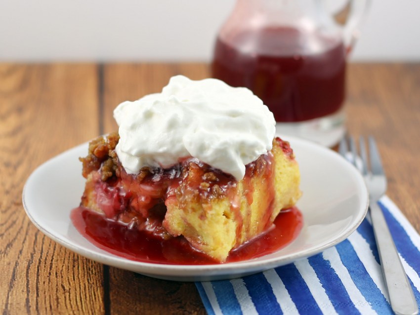 Пирог с желейной заливкой и ягодами