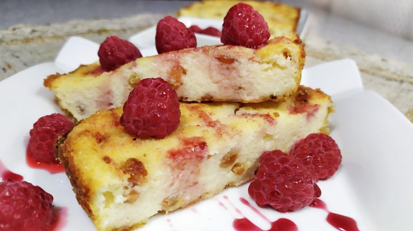 Запеканка творожная с клубничным соусом