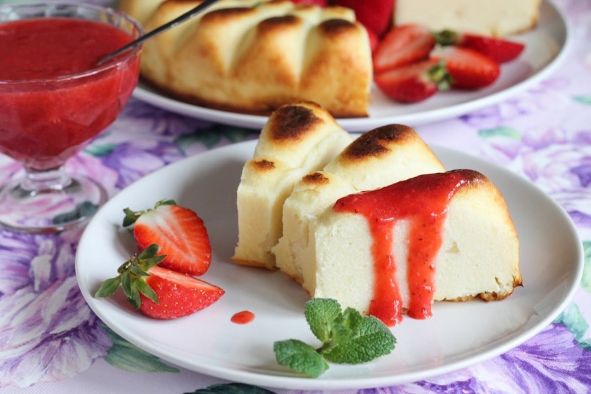 Творожная запеканка с ягодным соусом