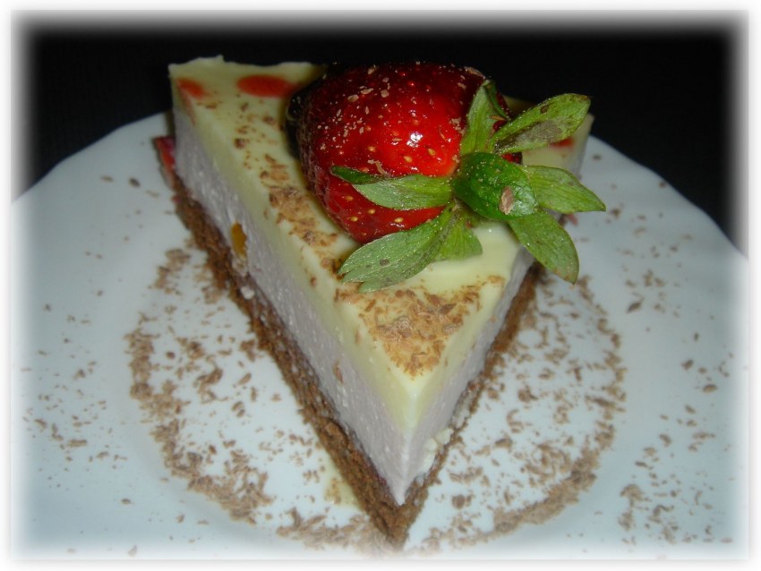 Пирог с творогом и клубникой