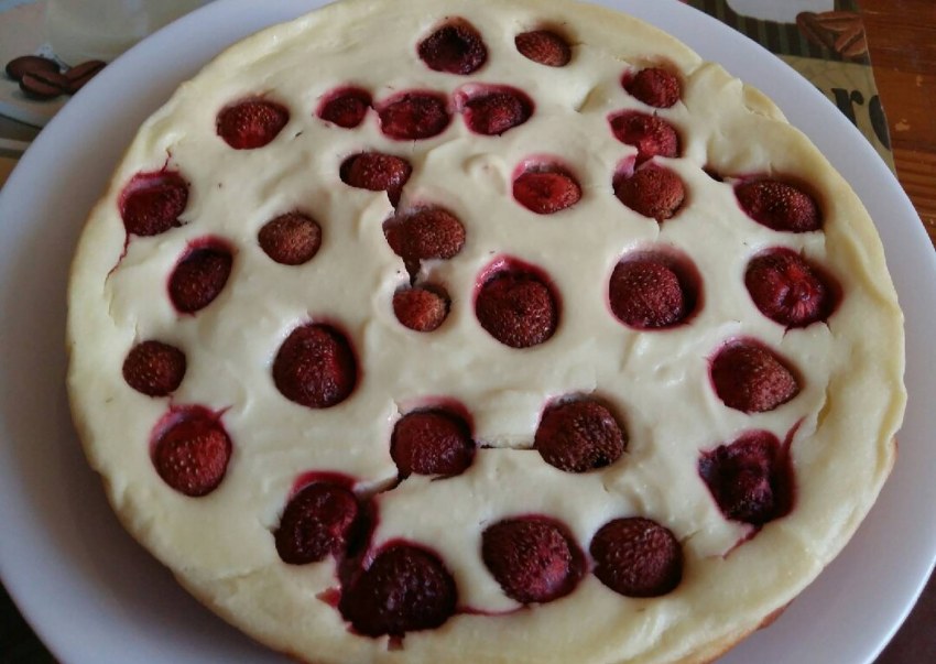 Двухслойный пирог с творогом и джемом