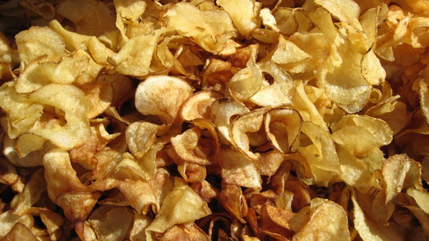 Чипсы Yorkshire crisps картофельные с сыром Чеддер и карамелизированным луком