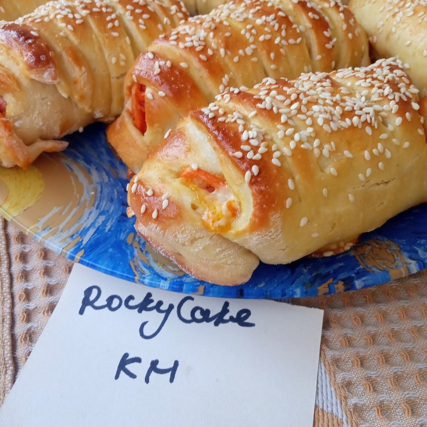 Сосиска в тесте с морковкой