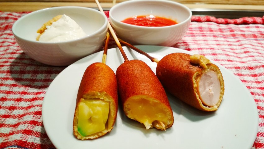 Сосиски в кляре на белом фоне