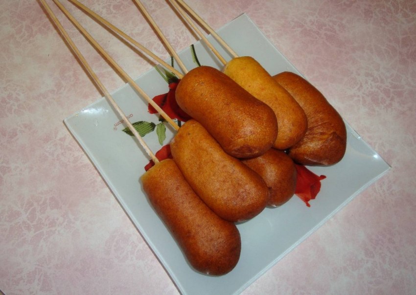 Пирожки с картошкой и сосиской жареные