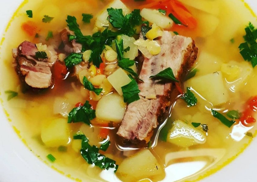 Гороховый суп с копчеными ребрышками