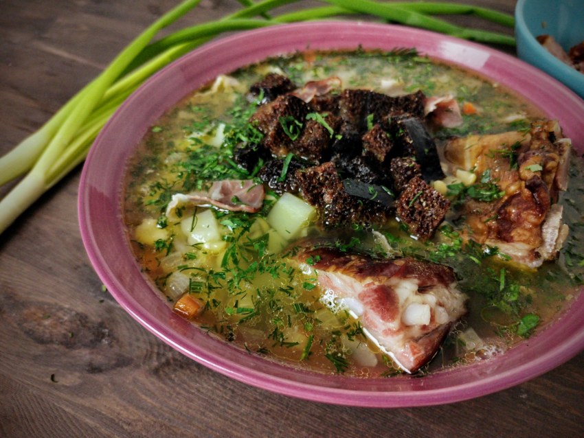 Гороховый суп с копчеными ребрышками