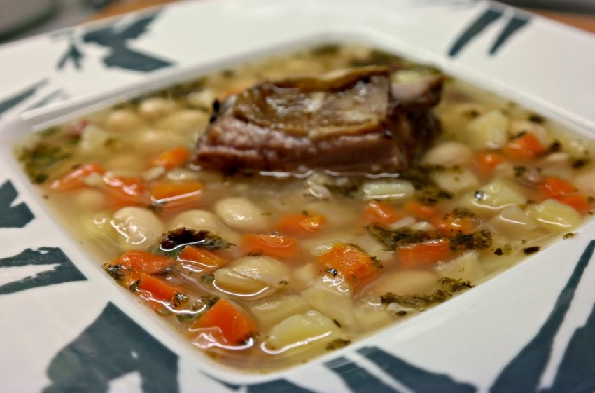 Фасолево-грибной суп с копчеными ребрами