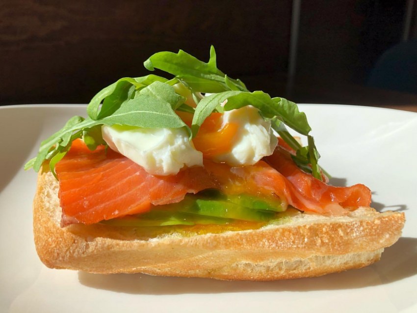 Брускетта с семгой и авокадо