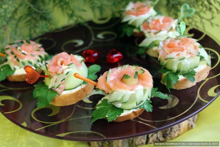 Брускетта с авокадо и лососем