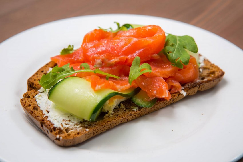 Брускетта с красной рыбой