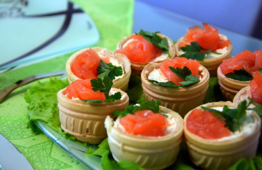 Профитроли закусочные с семгой