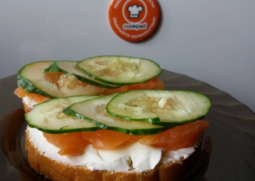 Бутерброд из хлебца с творожным сыром и семгой