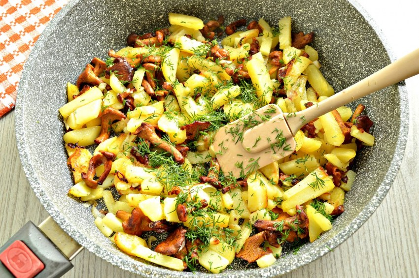 Жареный картофель с лисичками