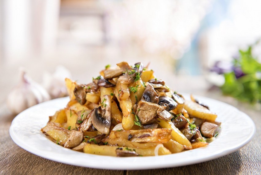 Жареный картофель с вешенками