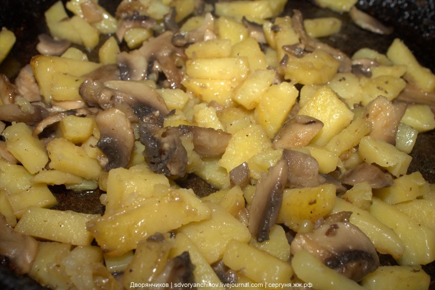 Жареная картошка с грибами на сковороде