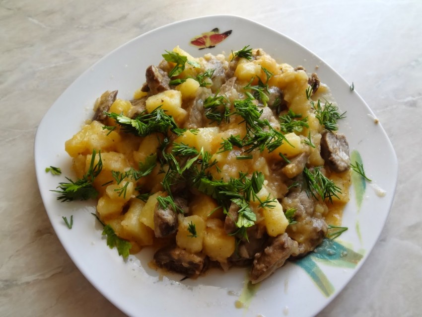 Картофель тушеный с грибами