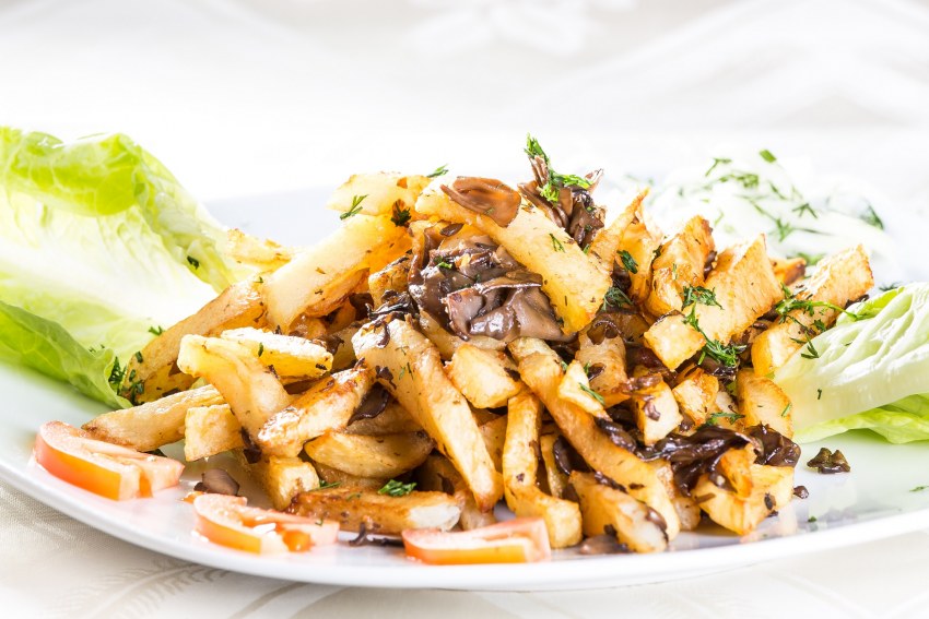 Жареная картошка на тарелке