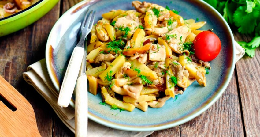Жареный картофель с вешенками