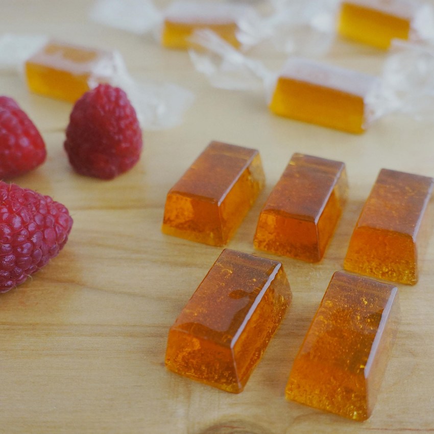 Сладости на шпажках для детей