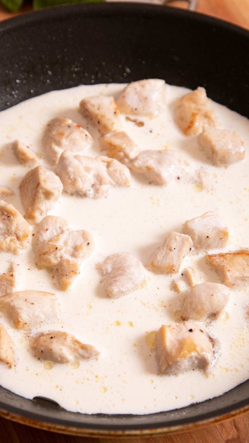 Куриное филе в сливочно грибном соусе