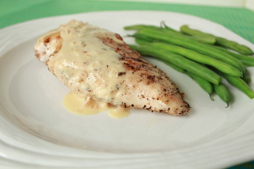 Куриное филе в сметанно сырном соусе