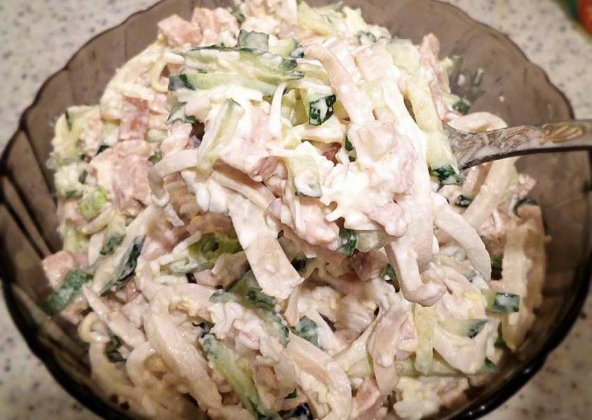 Салат с кальмарами и ветчиной самый вкусный