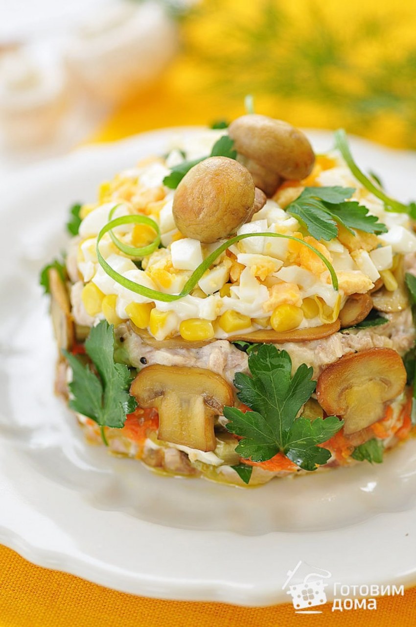 Салат с курицей и грибами