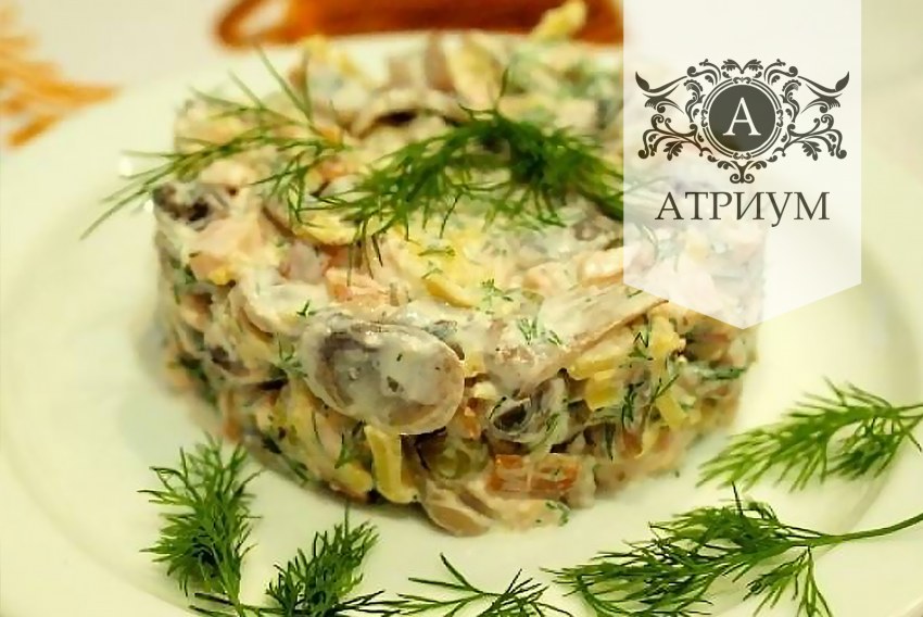 Салат с копчёной курицей и грибами шампиньонами
