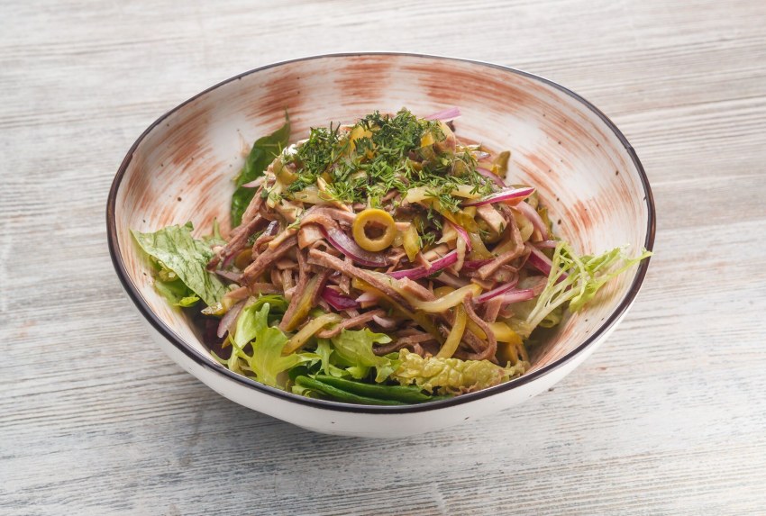 Салат с языком и маслинами