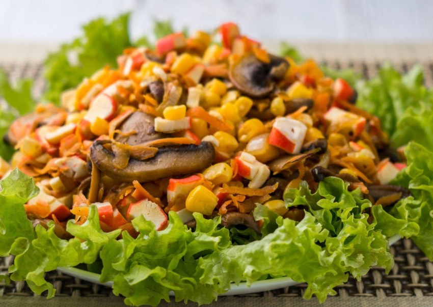 Салат с омлетом и курицей