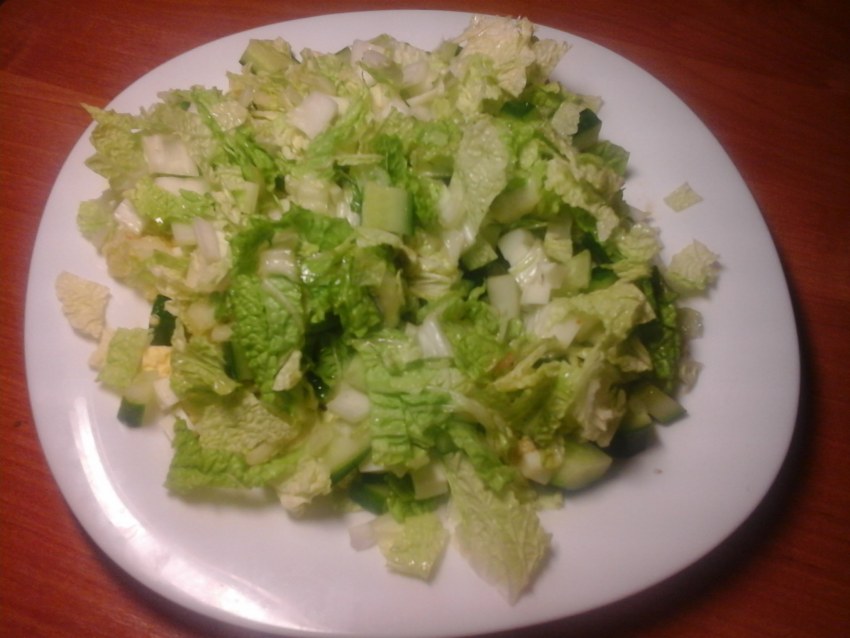 Салат с пекинской капустой и огурцом