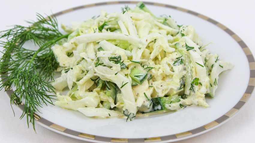 Салат с пекинской капустой и огурцом и яйцом