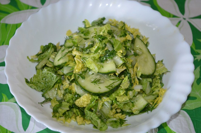 Салат с пекинской капустой и курицей и огурцом