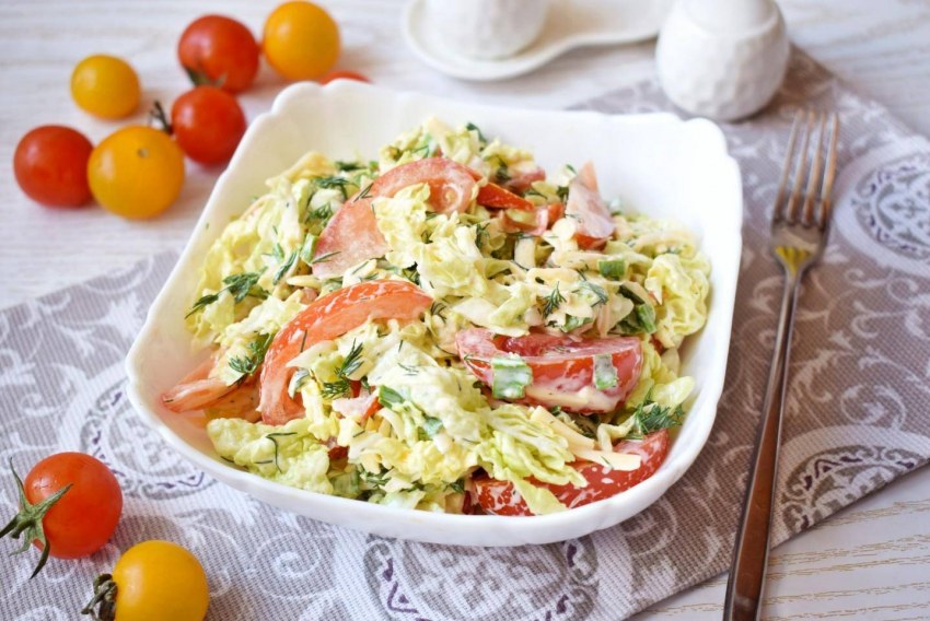 Салат с пекинской капустой и кукурузой и курицей