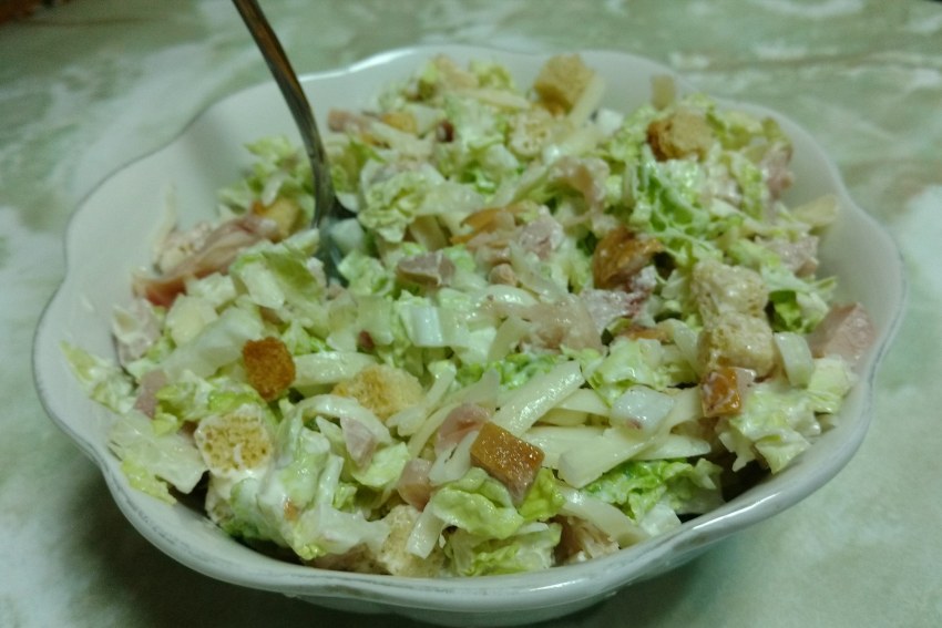 Салат с пекинской капустой и огурцом