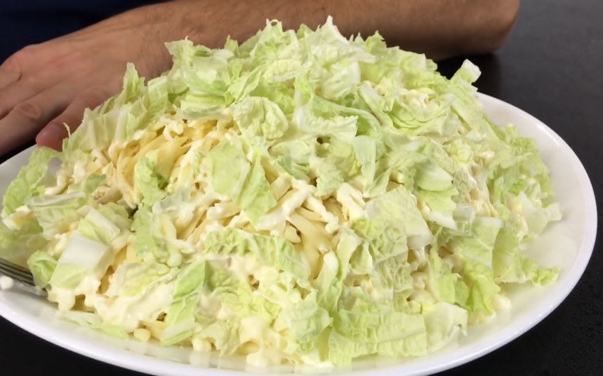 Салат с пекинской капустой и кукурузой и огурцом