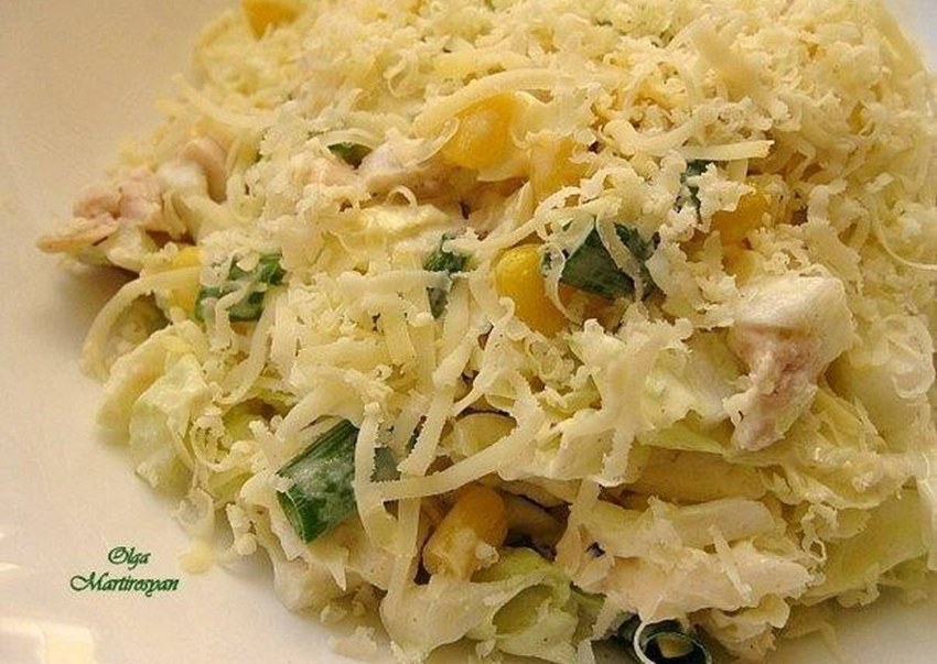 Салат с курицей и пекинской капустой и помидорами