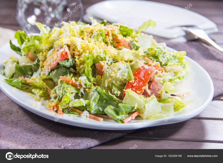 Салат с курицей и пекинской капустой и помидорами