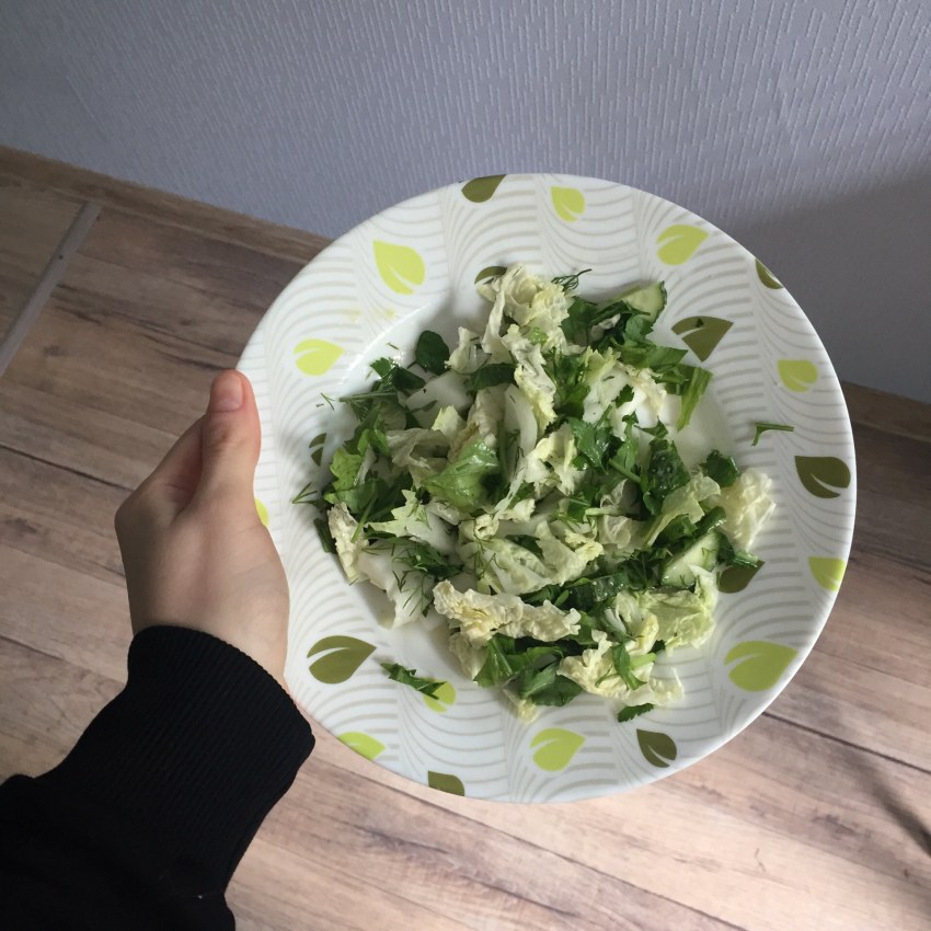 Салат с пекинской капустой и огурцом и яйцом