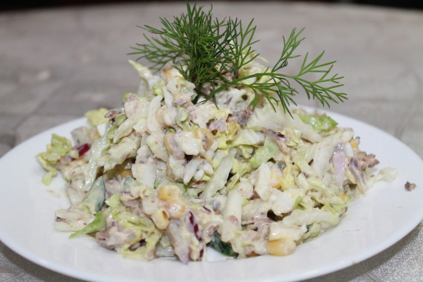 Салат с пекинской капустой и куриной грудкой и огурцом