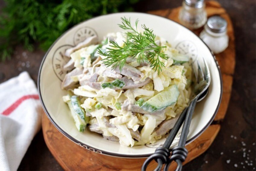 Салат с пекинской капустой и огурцом и яйцом