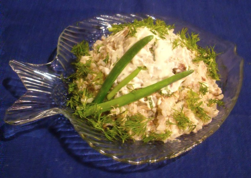 Салат с кальмарами и листьями салата