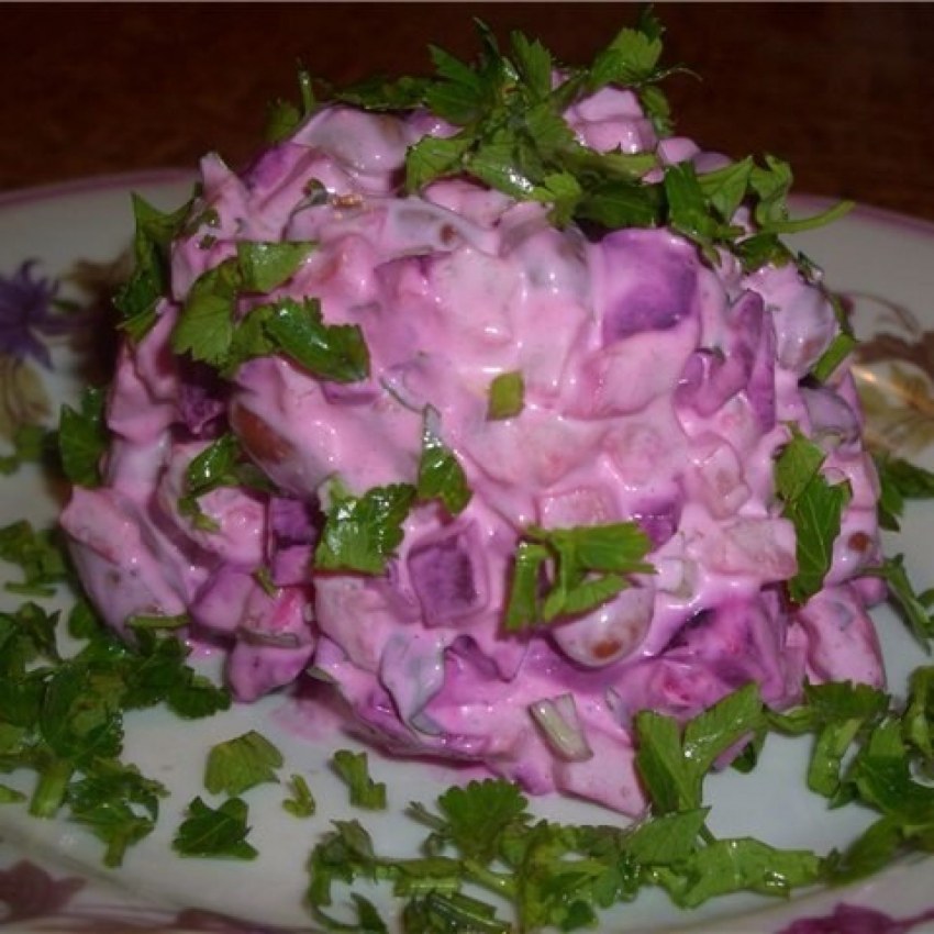 Салат с икрой мойвы