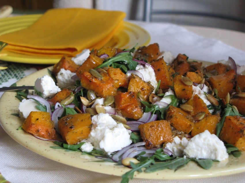 Теплый салат с тыквой и рукколой