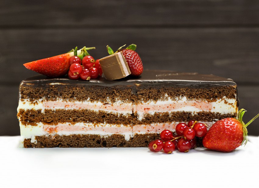 Торт с шоколадным муссом и клубникой