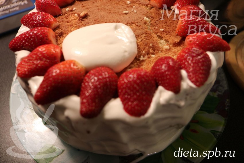 Бисквитный клубничный торт