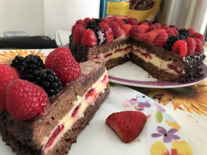 Ягодный бисквитный торт