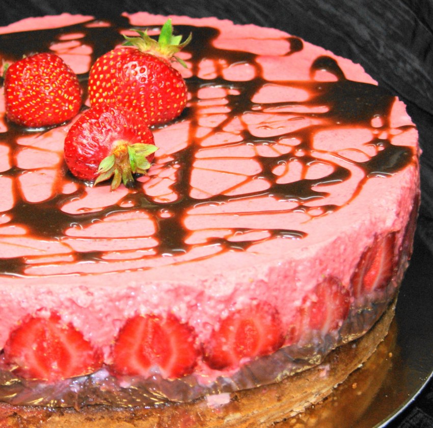 Украшениеиторта клубникой